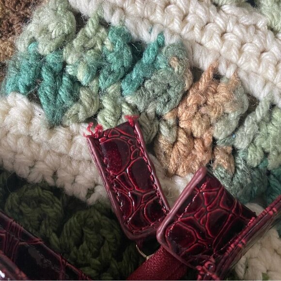 La Diva Elegant Crocodile-Embossed Burgundy Shoulder Bag - Picture 3 of 5